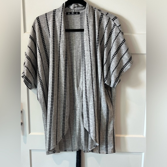 Coin 1804 grey vest with tie. Super soft fabric. Very cute. - Picture 5 of 5